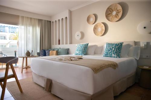 Pool and Sea View Deluxe Room