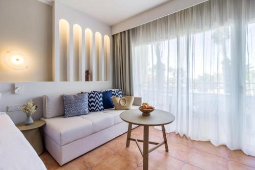 Pool and Sea View Deluxe Room