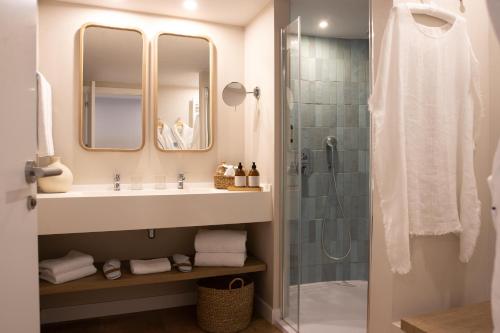 Pool and Sea View Deluxe Room