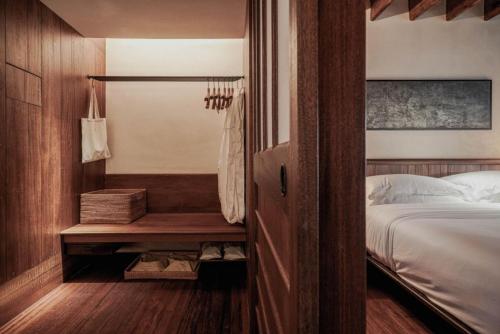 Courtyard Queen Room