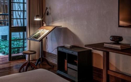 Courtyard Queen Room