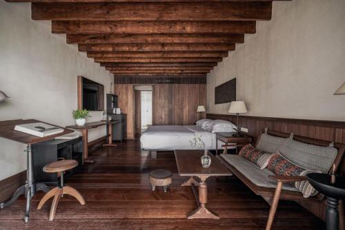 Courtyard Queen Room