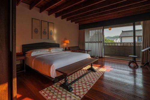 Deluxe Queen Room