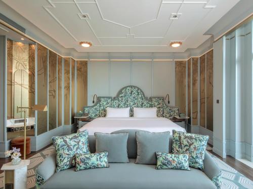 Premier Room, Lakeview