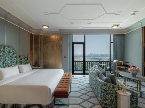 Premier Room, Lakeview