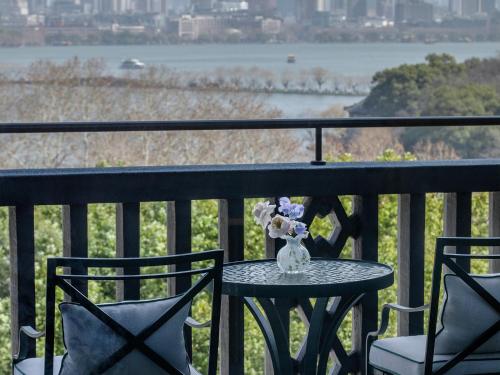 Premier Room, Lakeview