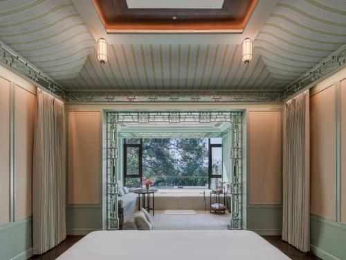 Romance Room, Garden View