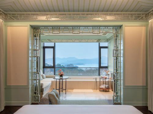 Romance Room, Lakeview