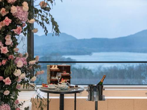 Romance Room, Lakeview