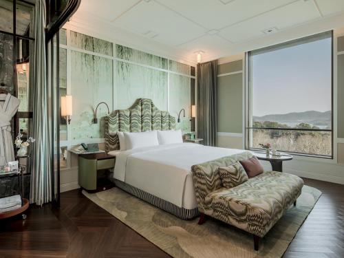 Serenity Suite, Lakeview