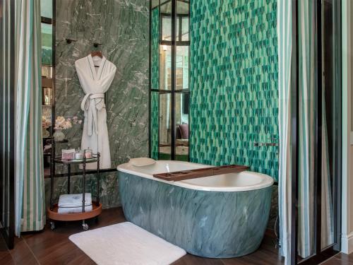 Serenity Suite, Lakeview