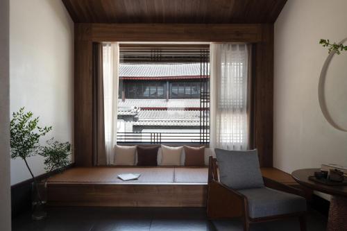 Queen Room with Garden View