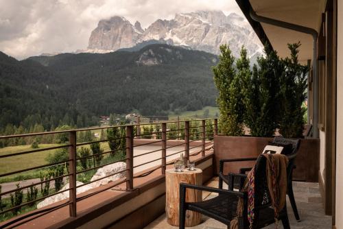 Suite with Hot Tub and Mountain View