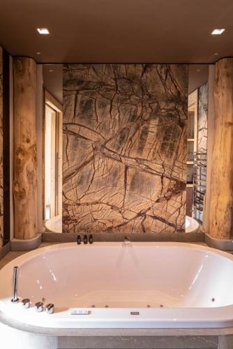 Suite with Hot Tub and Mountain View