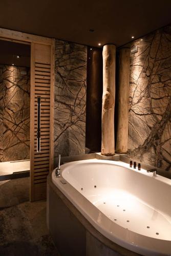 Suite with Mountain View, Hot Tube and Sofa Bed