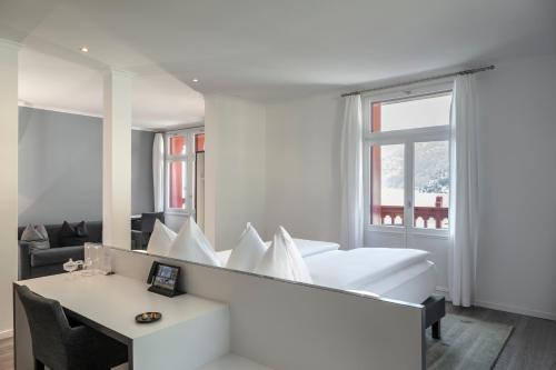 JUNIOR SUITE WITH SIDE LAKE VIEW