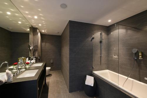 JUNIOR SUITE WITH SIDE LAKE VIEW