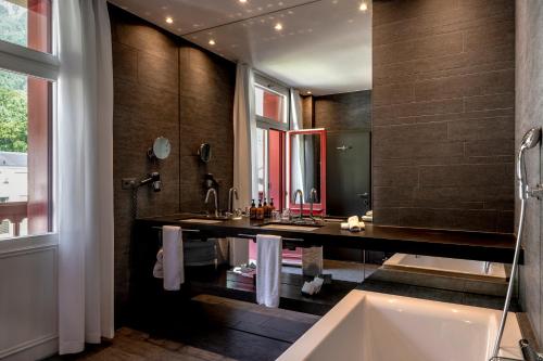 JUNIOR SUITE WITH SIDE LAKE VIEW
