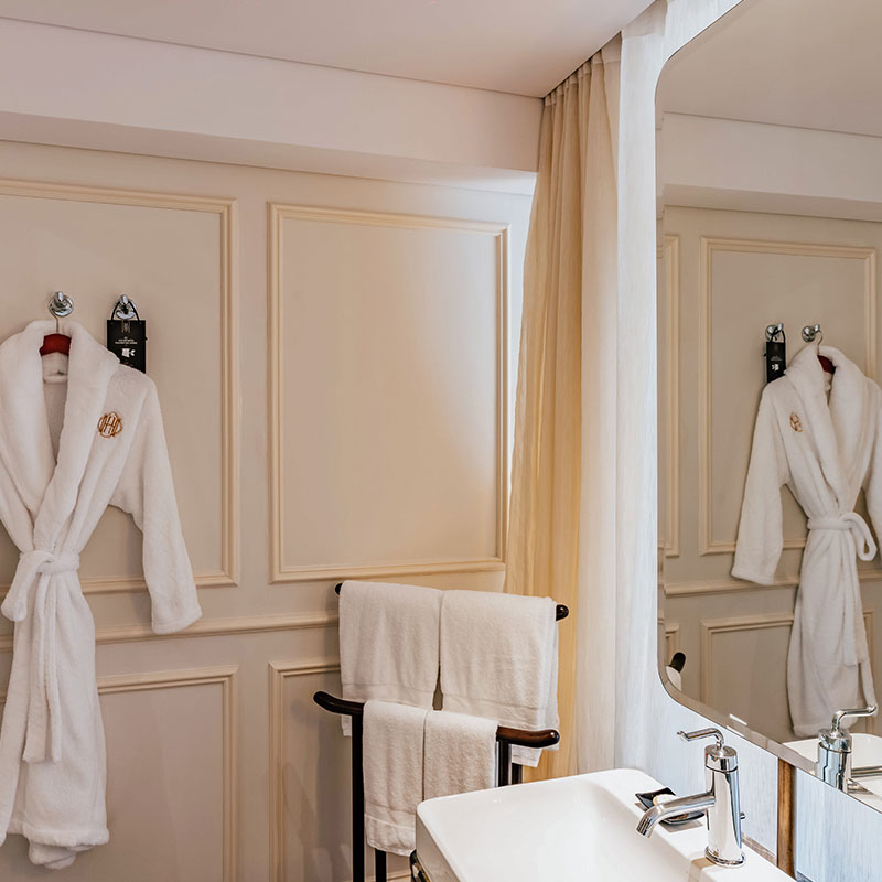 Deluxe Corner Room