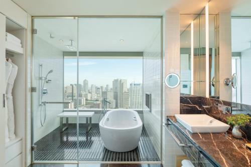 One-Bedroom Kioi Suite with King Bed and Club Lounge Access