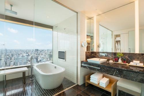 One-Bedroom Kioi Suite with King Bed and Club Lounge Access
