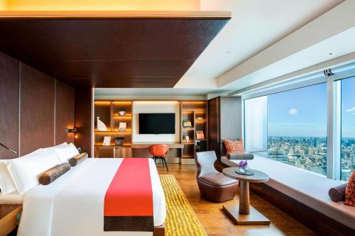 Grand Deluxe Premier King Room with Club Lounge Access