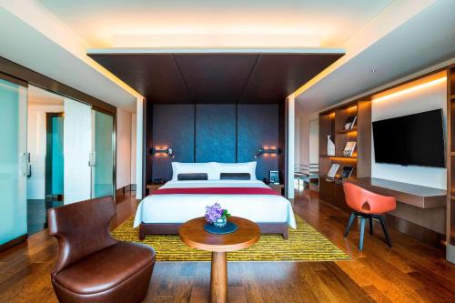 Grand Deluxe Premier King Room with Club Lounge Access