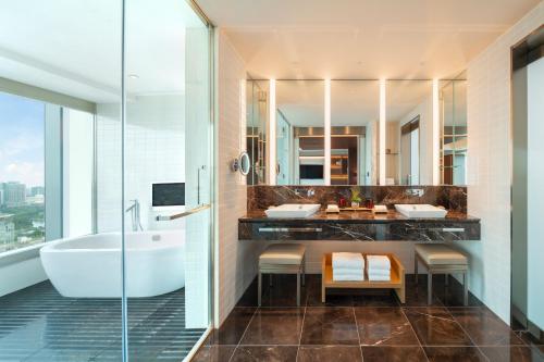 Grand Deluxe Premier King Room with Club Lounge Access