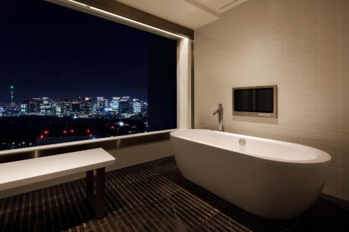 Grand Deluxe Premier King Room with Club Lounge Access