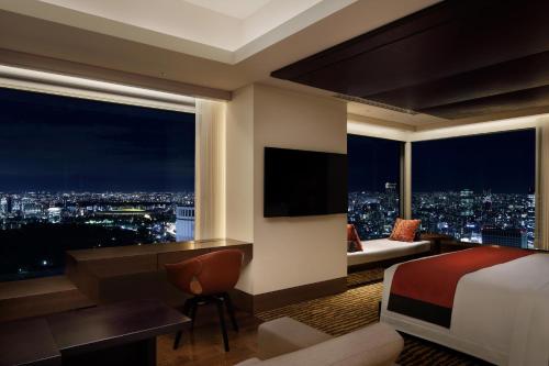 Grand Deluxe Corner King Room with Club Lounge Access