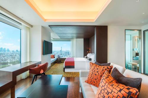 Grand Deluxe Corner King Room with Club Lounge Access