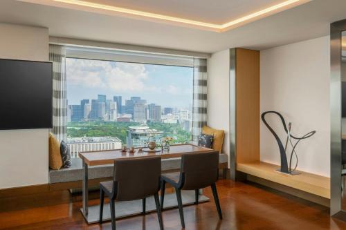 One-Bedroom Designer's King Suite with Club Lounge Access