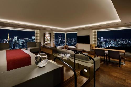 One-Bedroom Designer's King Suite with Club Lounge Access