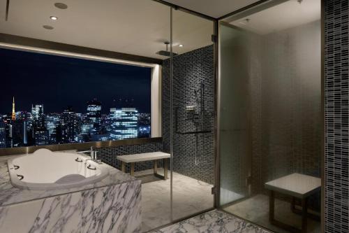 One-Bedroom Designer's King Suite with Club Lounge Access