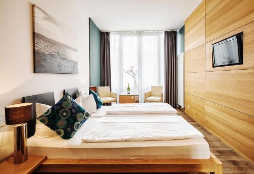 Double Room with partial Lake View (Annex)