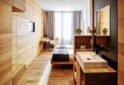Double Room with partial Lake View (Annex)