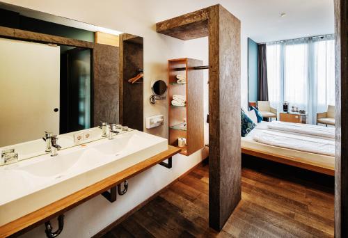 Double Room with partial Lake View (Annex)