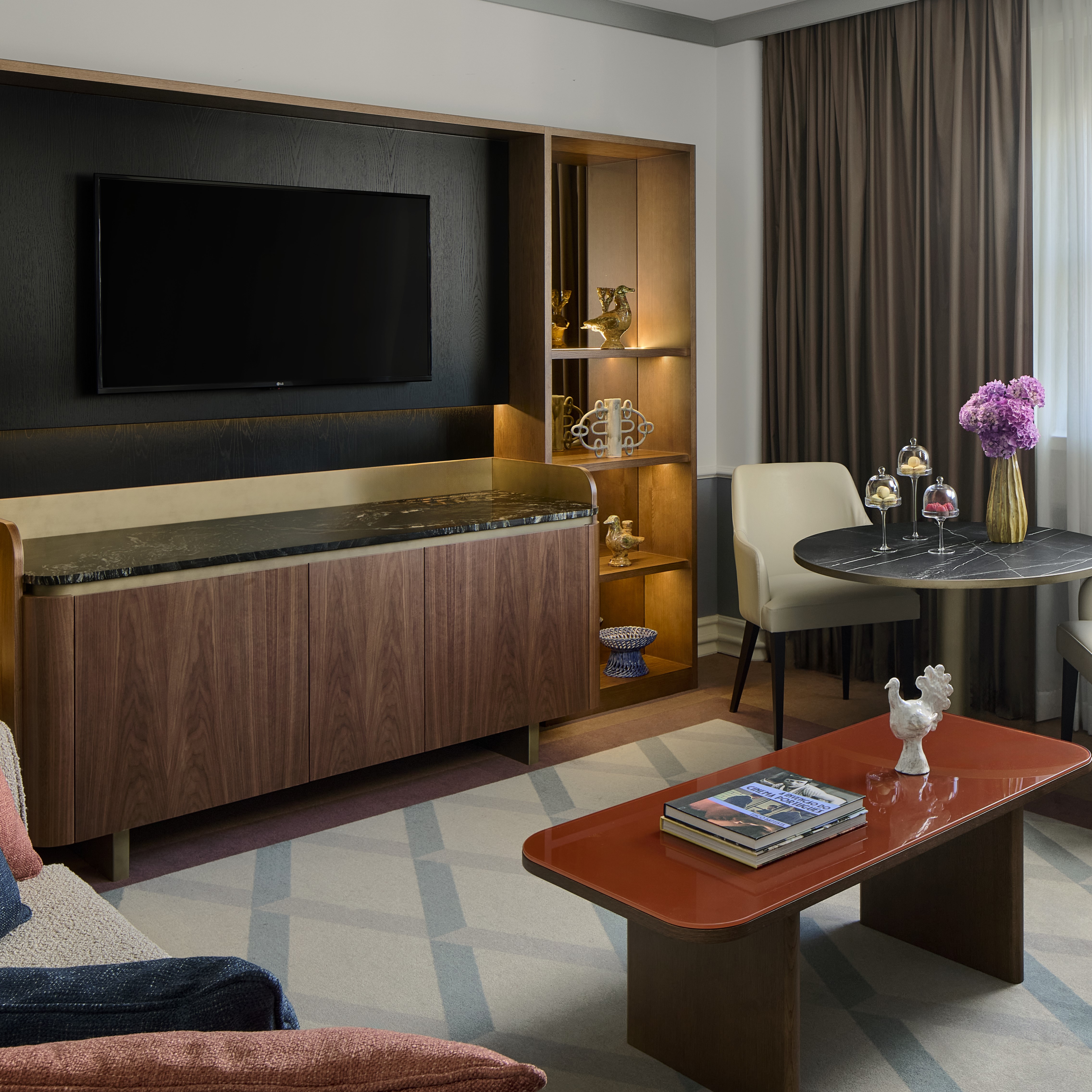 Executive Suite Signature