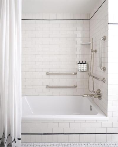 Queen Room with Accessible Tub