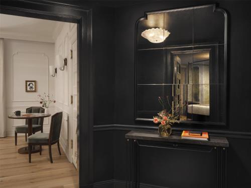 One-Bedroom Corner Suite with Accessible Tub