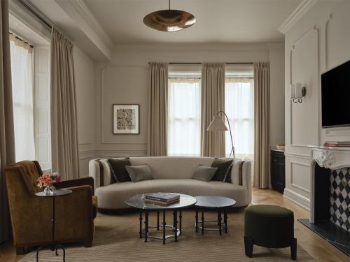 One-Bedroom Corner Suite with Accessible Tub