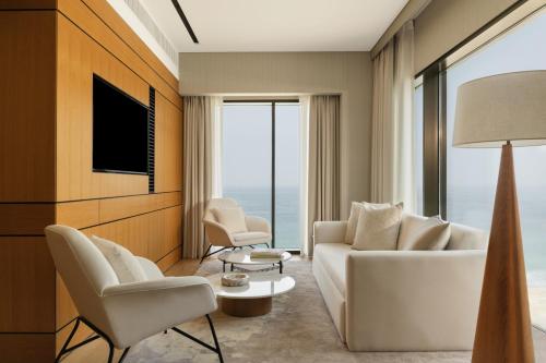 Breaking Waves Suite with Terrace