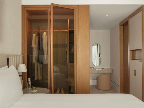 Waking Eclipse One-Bedroom Suite with Sea View