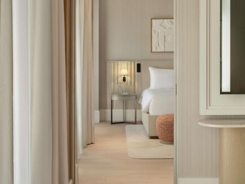Waking Eclipse Suite with Resort View , Welcome amenity, Daily pre-dinner drinks , In-suite cocktail setup