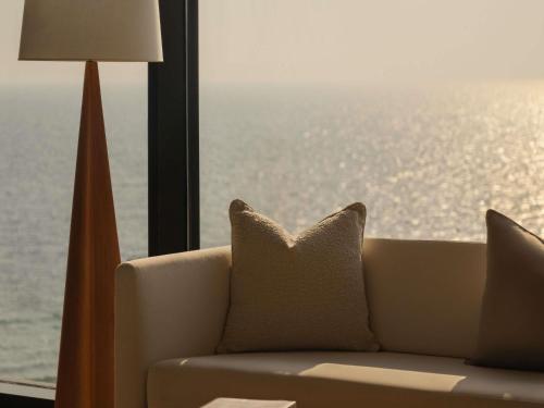 Midnight Dawn Suite with Sea View, Welcome amenity, Daily pre-dinner drinks , In-suite cocktail setup