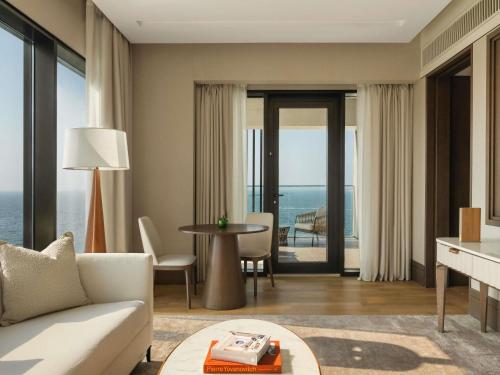 Midnight Dawn Suite with Sea View, Welcome amenity, Daily pre-dinner drinks , In-suite cocktail setup
