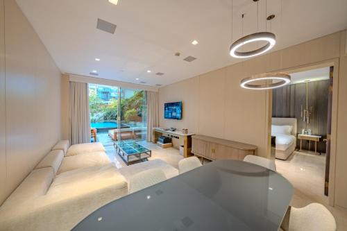 1 Bedroom Townhouse with Pool