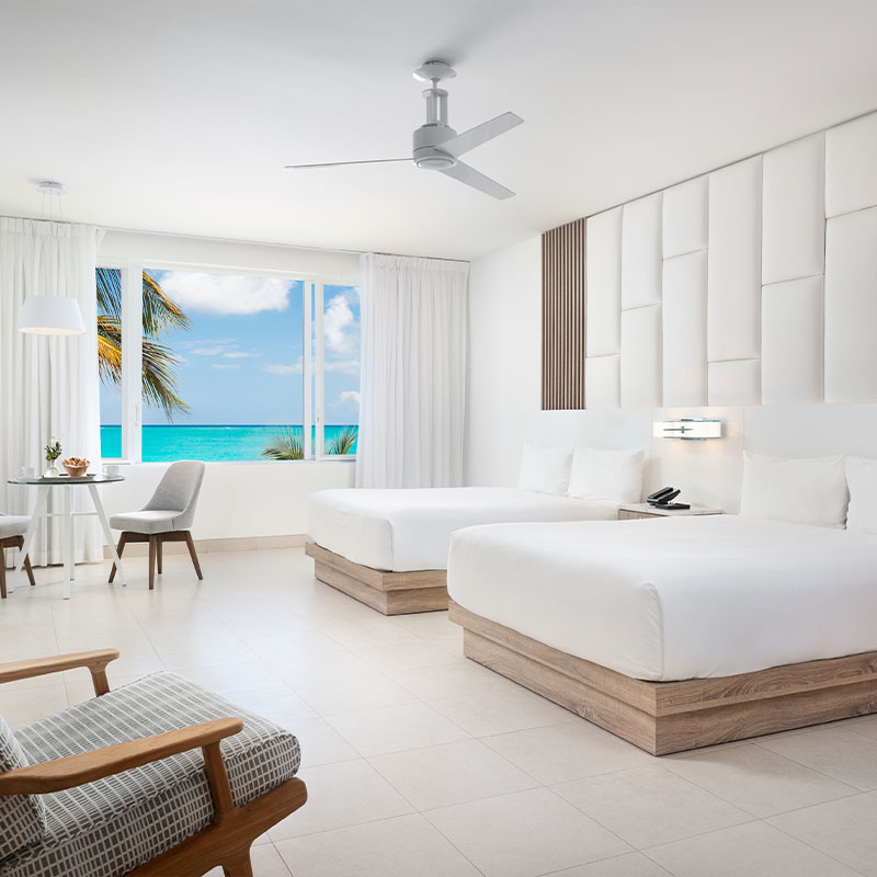 Oceanfront Grand Studio (2 Queens)
