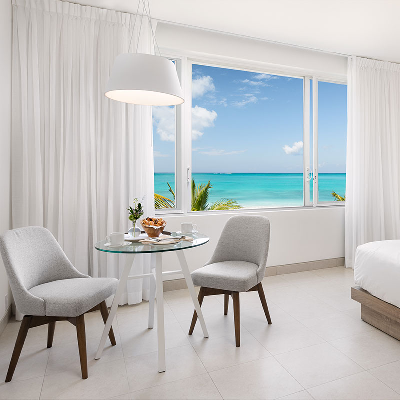 Oceanfront Grand Studio (2 Queens)