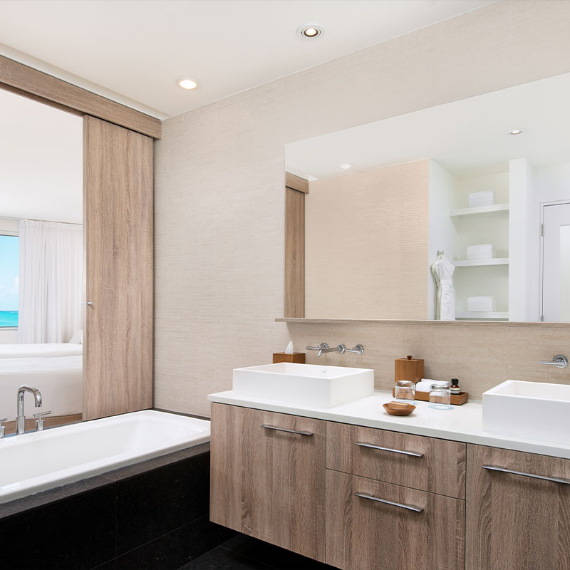 Oceanfront Grand Studio (2 Queens)